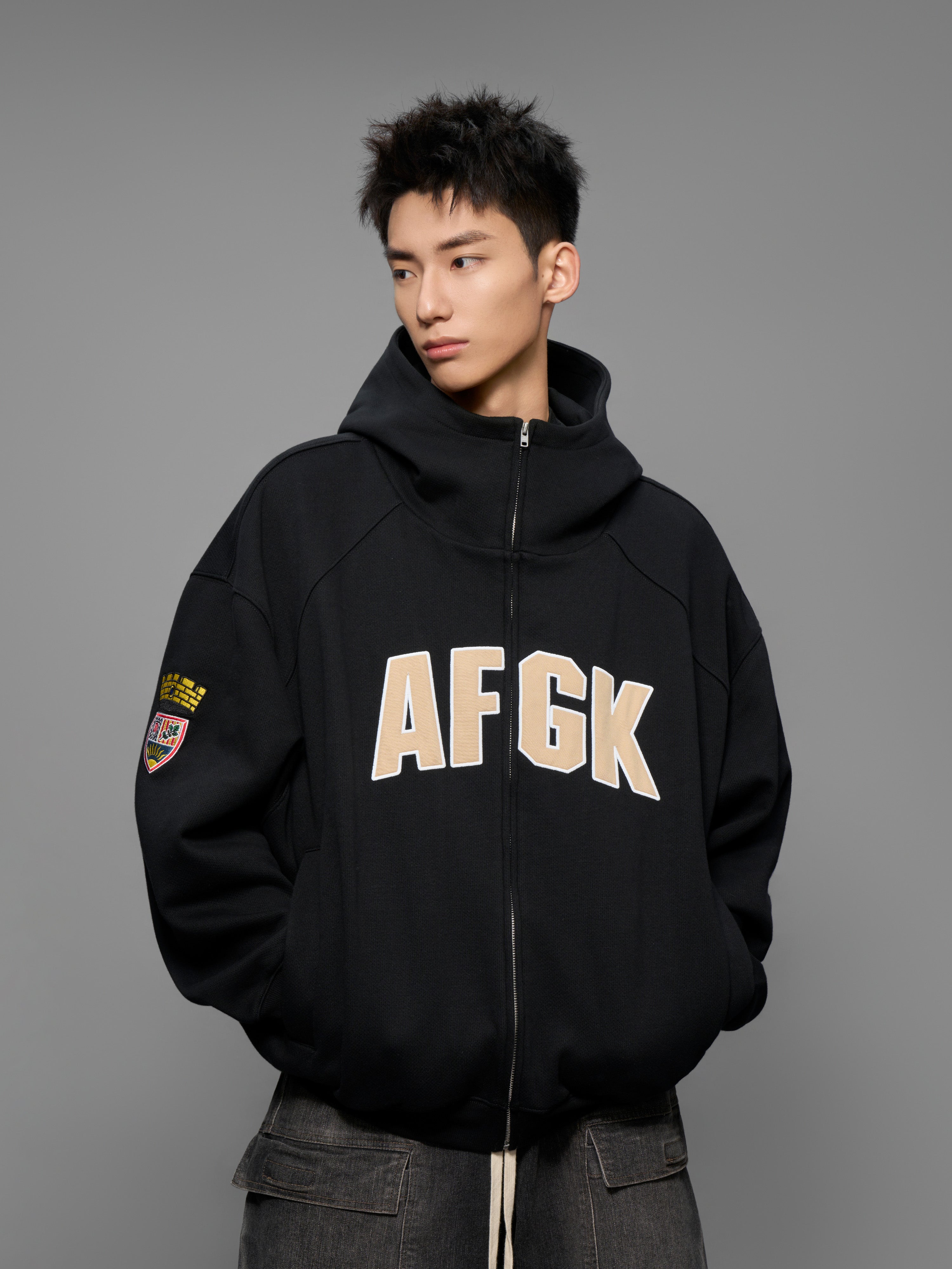 DOCARE(AFGK) "High-neck badge zip hoodie"