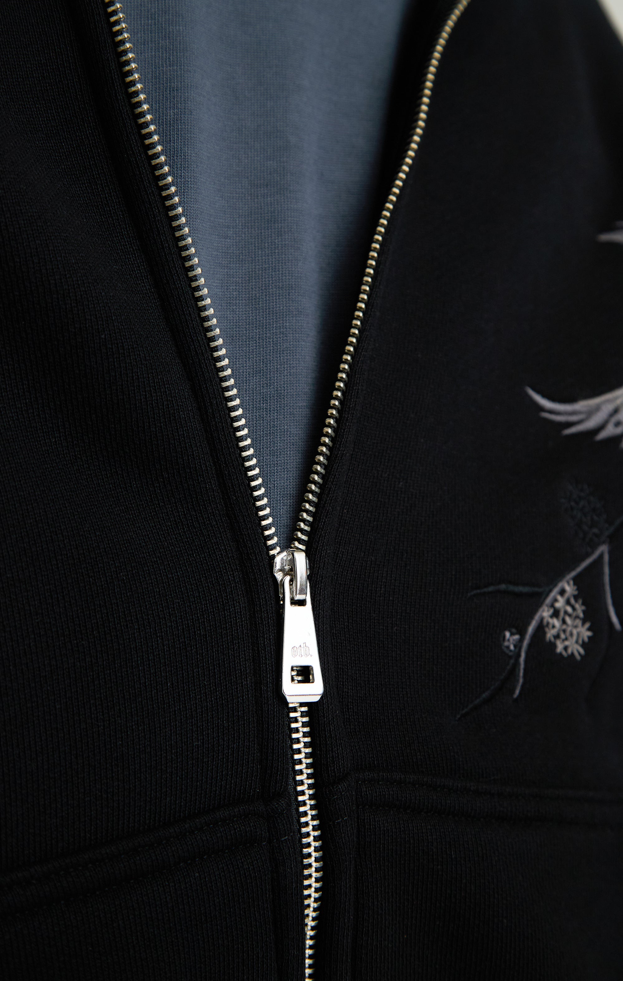 MIDNIGHT HAWTHORN ZIPPED HOODIE
