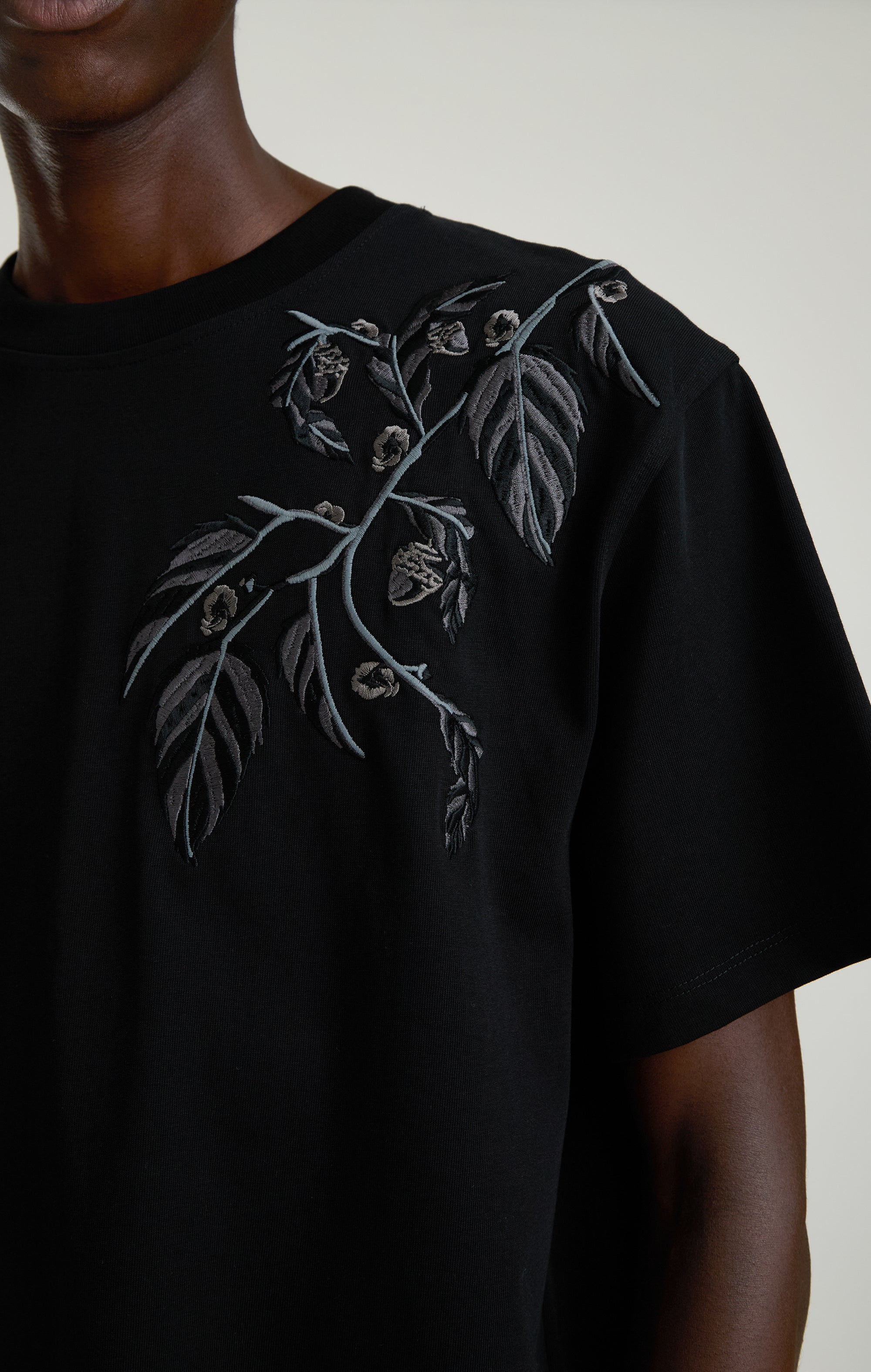 BLACK ACORN T-SHIRT