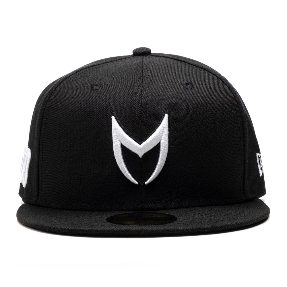 CAP106 - MSTR FITTED HAT / BLACK & WHITE