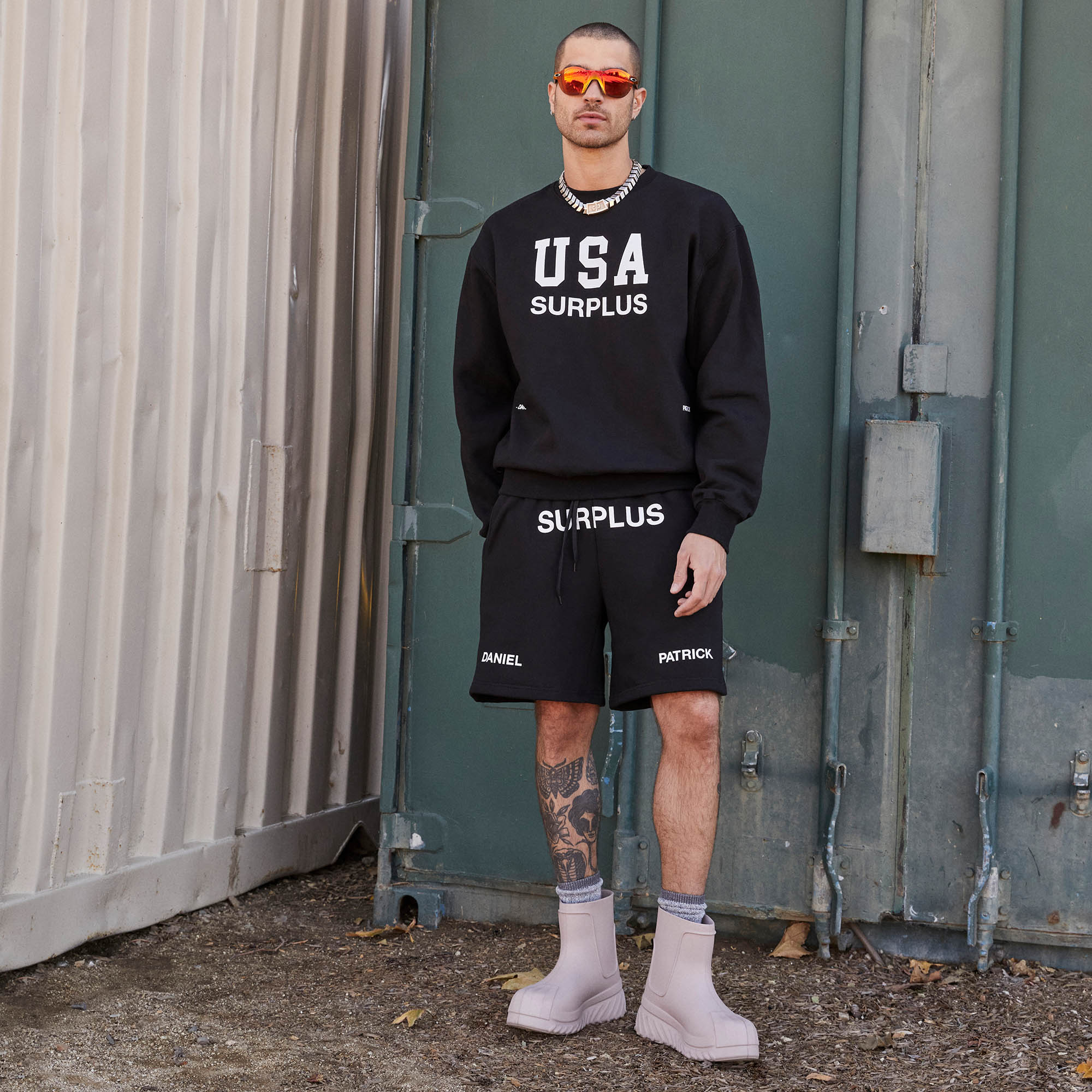 surplus logo sweatshort / black + white
